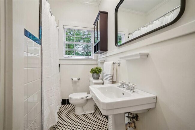 Building Photo - 615 Sycamore Dr