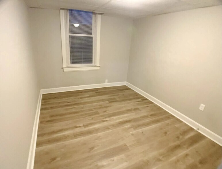 Building Photo - 313 E 16th St