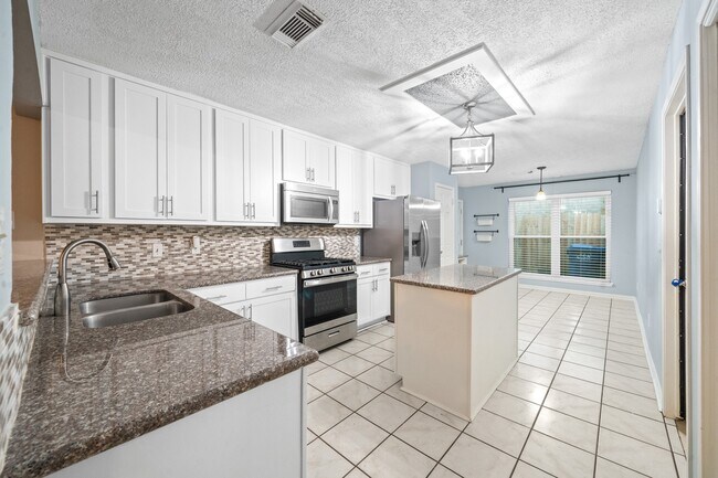 Building Photo - 18178 Holly Green Dr