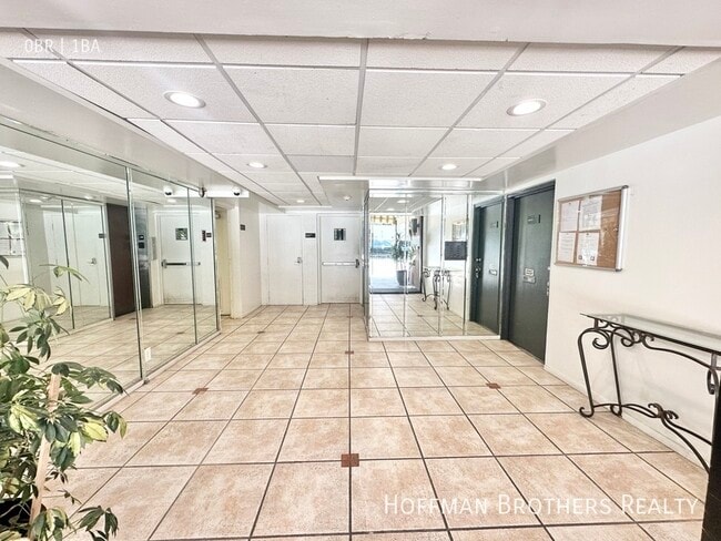 Building Photo - 724 N W Knoll Dr