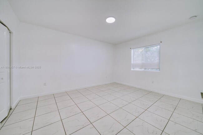 Building Photo - 14885 NE 7th Ave