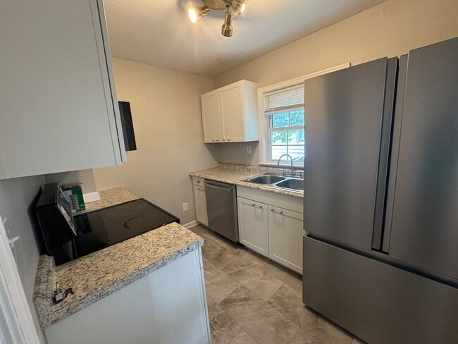 Building Photo - Newly updated 3 bedroom 1 bath with hardwo...