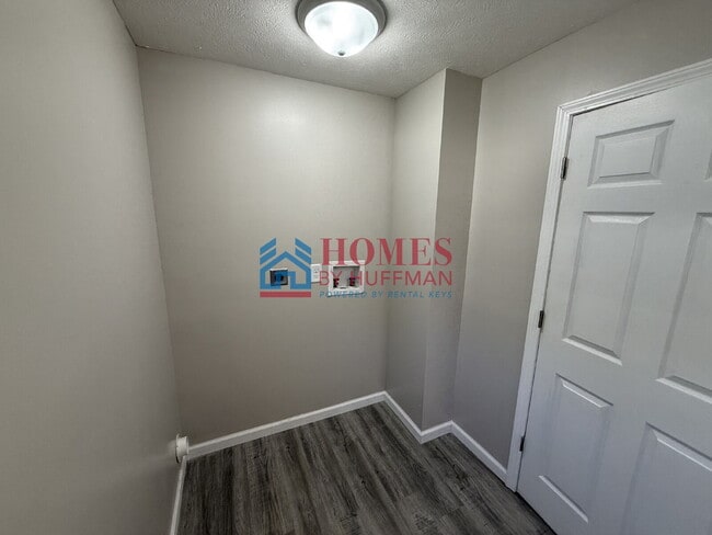 Building Photo - Three Bedroom | Updated | EHA Accepted