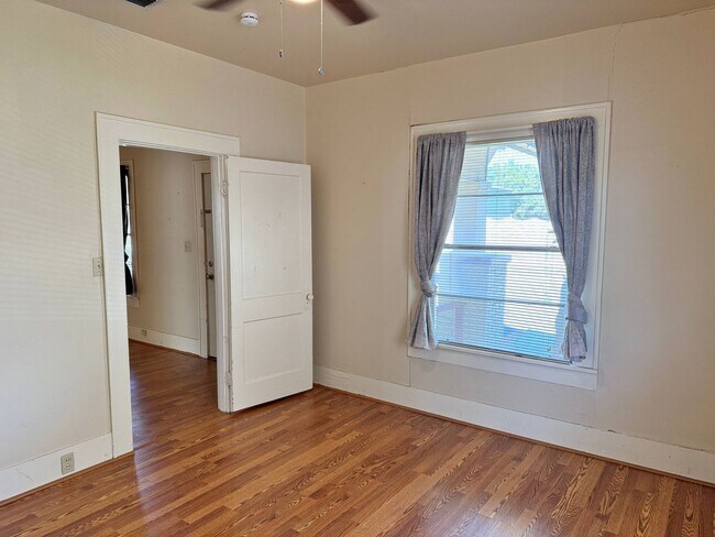 Building Photo - Cute 2 Bed 1 Bath Craftsman Home