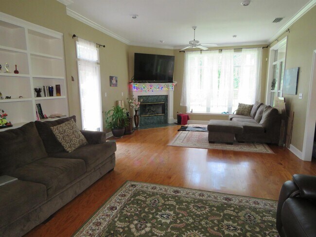 Building Photo - 8113 Glenmore Dr