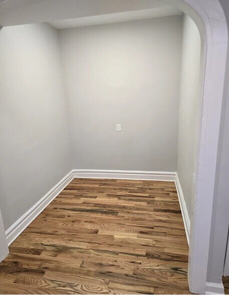 Building Photo - 412-414-414 Leslie St