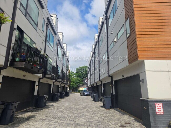 Building Photo - Luxurious 3 Bedroom Home near East Atlanta!