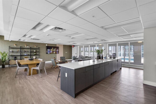 Building Photo - 321 NE 26th St