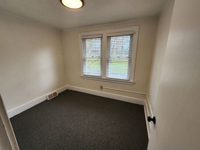 Building Photo - 3 Bedrooms 1 bath home for RENT!