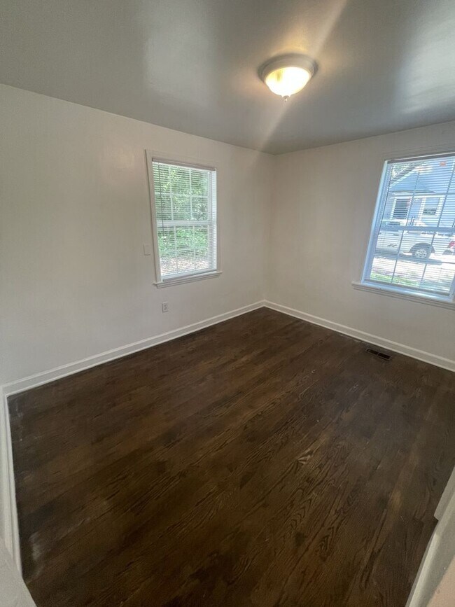 Building Photo - 2 bd 1 ba Detached house