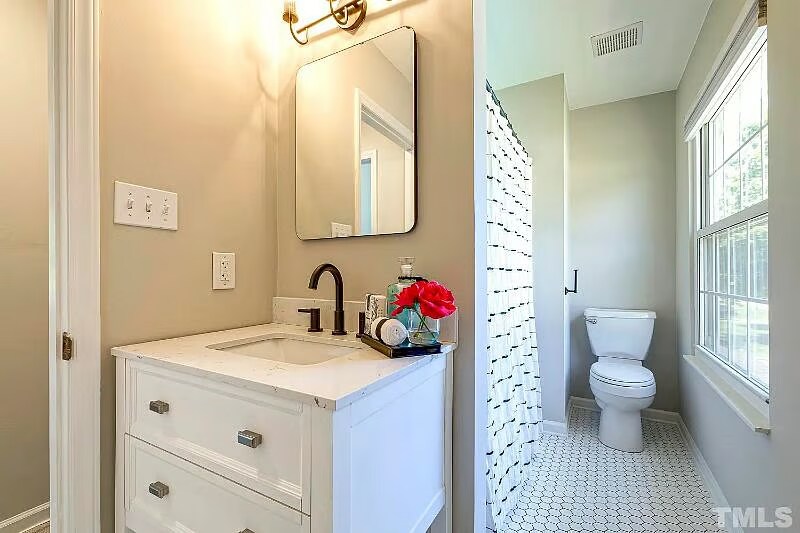 Building Photo - 2409 Village Grove Rd