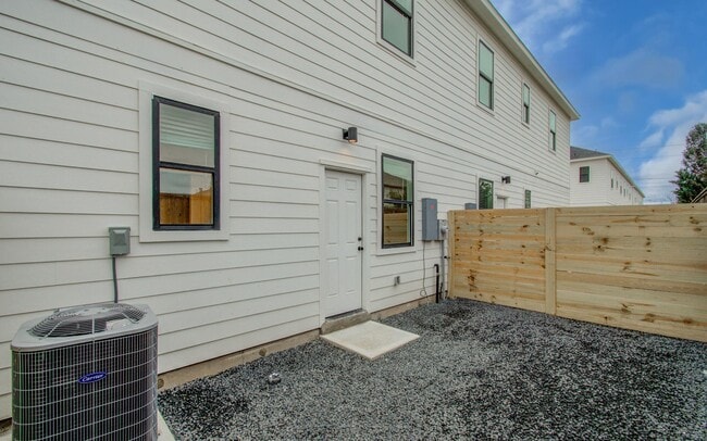 Building Photo - 22202 Dutch Oven Dr