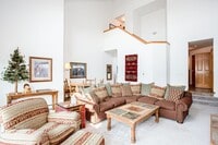 Building Photo - Convenient Location! Lots of Space and Lig...