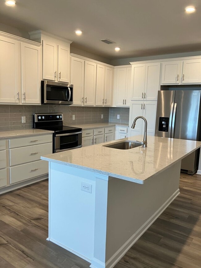 Building Photo - Beautiful lakefront living in Sherrils Ford