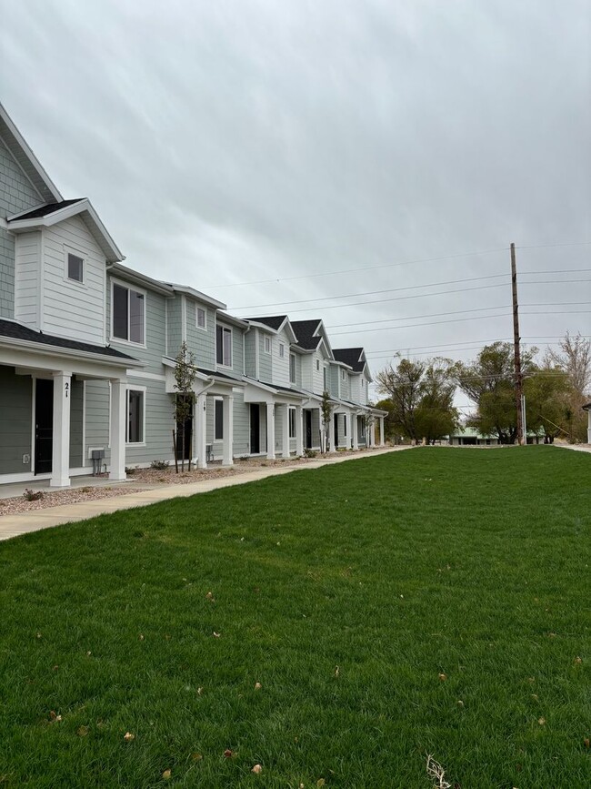 Building Photo - Brand New Townhome in Saratoga Springs