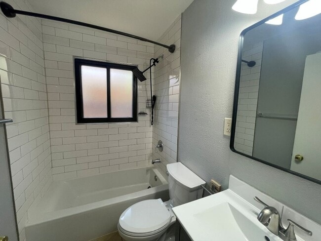 Building Photo - Spacious 3 bed/1 bath w/W/D and 2 car garage