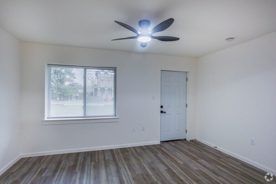 1BR, 1BA - 550SF - Living Room - Hawthorne on Adams Apartments