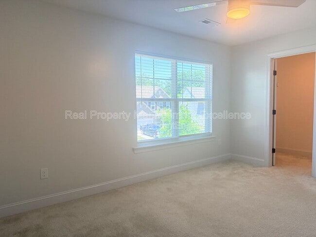 Building Photo - 16 Clear Creek Cir