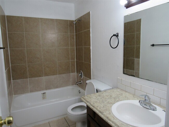 Building Photo - 17331 Red Oak Dr