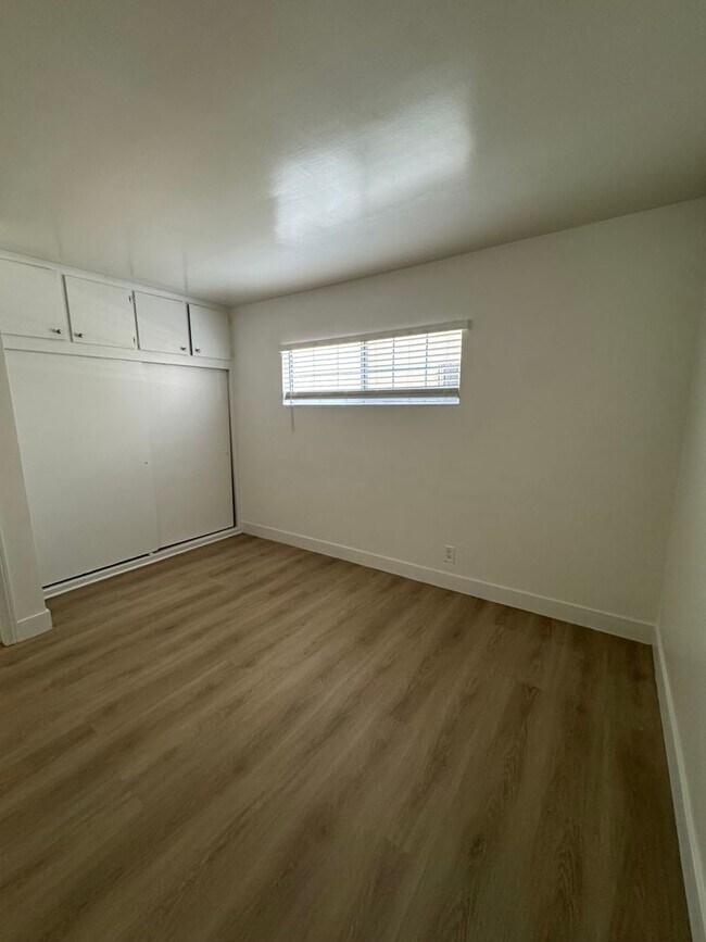 Building Photo - 1 Bedroom in Gardena With Parking Included...