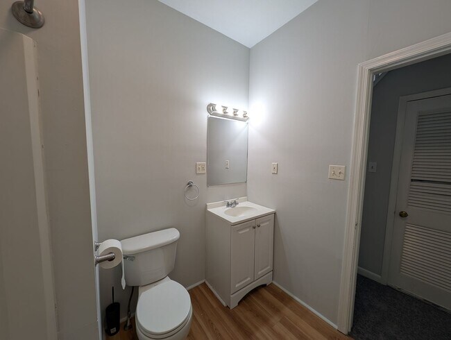Building Photo - Large 2 Bed 1 Bath Townhome