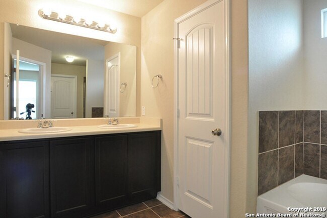 Building Photo - 4 Bedroom/2 Bath Amhurst Subdivision