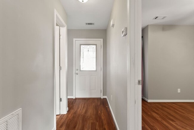 Building Photo - Cozy 3 Bed 2 Bath Home Available Now thru July 2026!