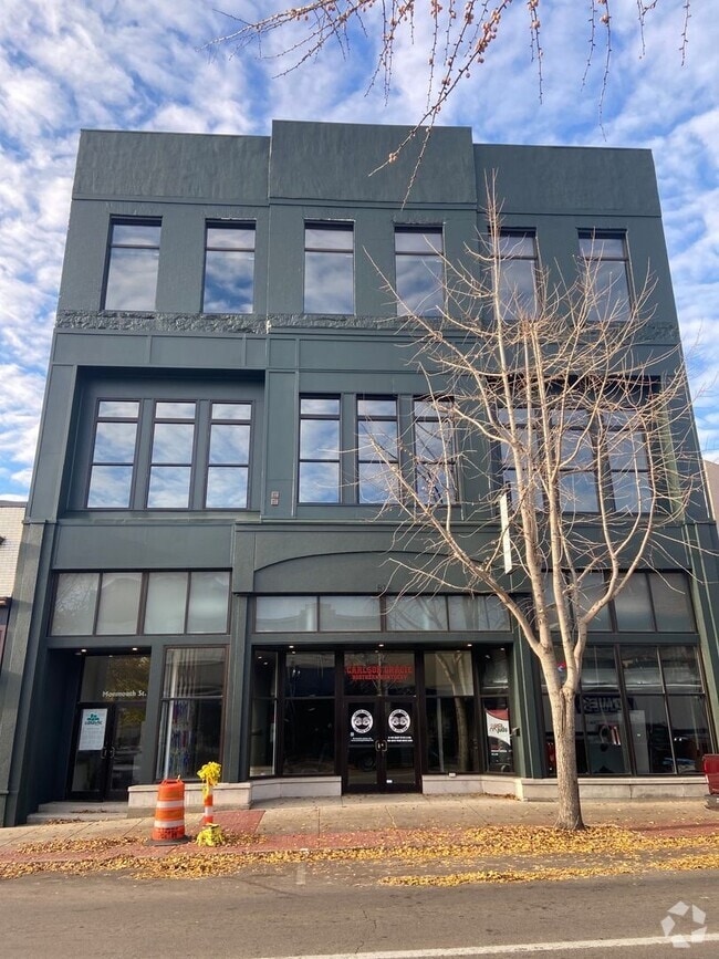 Building Photo - Spacious Loft