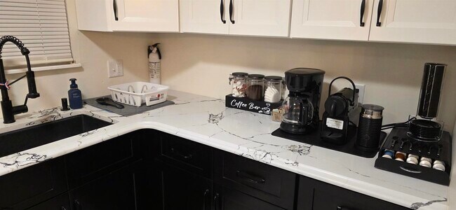 Building Photo - 512 N Somerset Ave