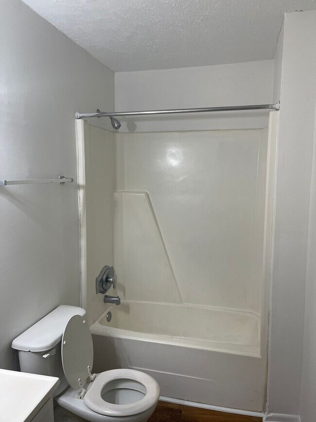 Building Photo - Modern 2-Bed, 1-Bath Oasis with Central Ai...