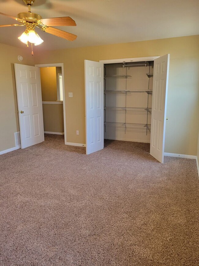 Building Photo - 2611 Echo Dr
