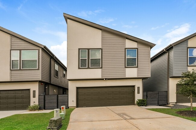 Primary Photo - 18330 W Centro Cir