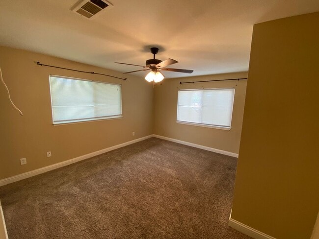 Building Photo - Charming home for rent in Visalia