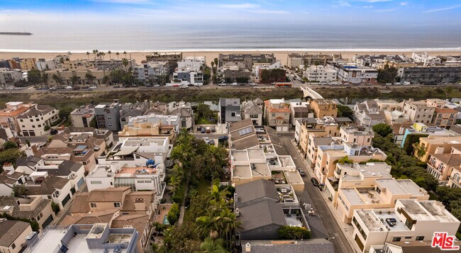 Building Photo - 131 Mast Mall