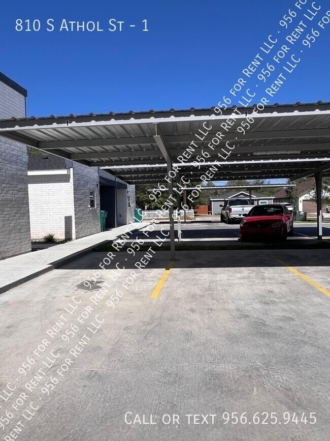 Building Photo - 810 S Athol St