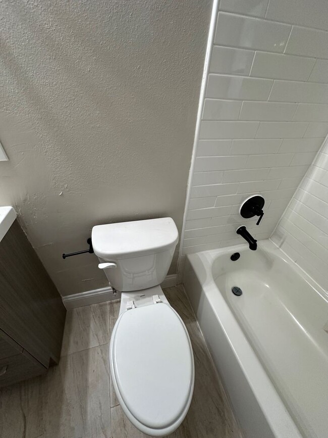 Building Photo - **4/2 BR Single Family home : Available Now