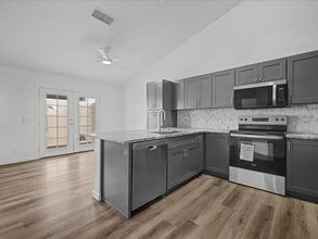 Building Photo - 3 bedroom, 2 bath, Garage