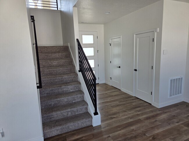 Building Photo - 2046 W Lydia Ln