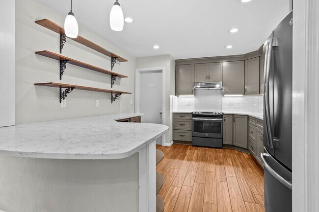 Building Photo - 3 Bedroom, Meticulously Maintained Updated...