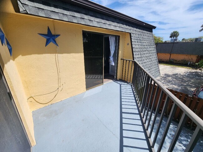 Building Photo - Charming Townhome in Cedar Dunes