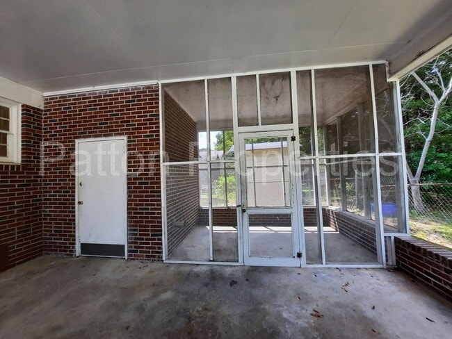 Building Photo - College Place Home