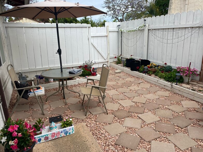 Building Photo - 7008 Dennison St