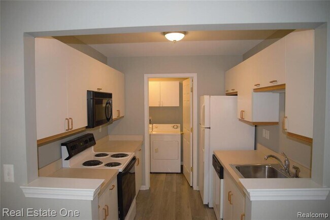 Building Photo - 5400 Pine Aires Dr