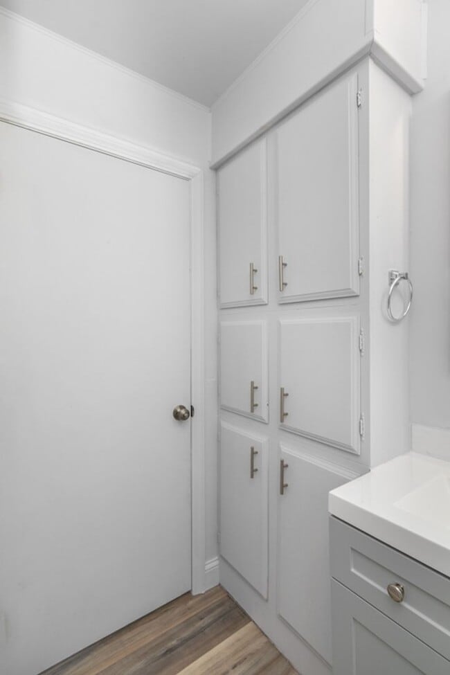 Building Photo - Single-Family House with 2BR and 1BA