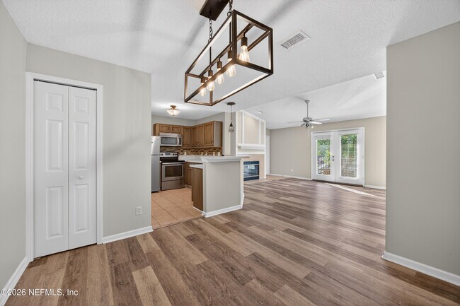 Building Photo - 13727 Richmond Park Dr N