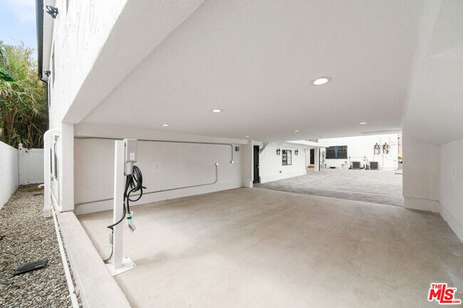 Building Photo - 458 N Sierra Bonita Ave