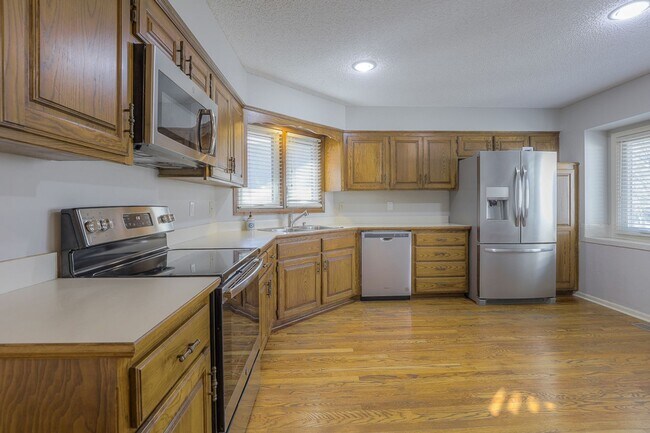 Building Photo - {11409} Updated Duplex in Fantastic Location + Two Car Garage + Main Level Master + Covered Deck