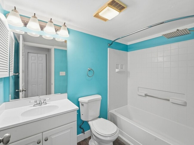 Building Photo - Perfectly situated in the highly sought-after Ponds of Centreville community!