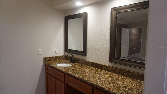 Building Photo - 502 W Hilda Dr