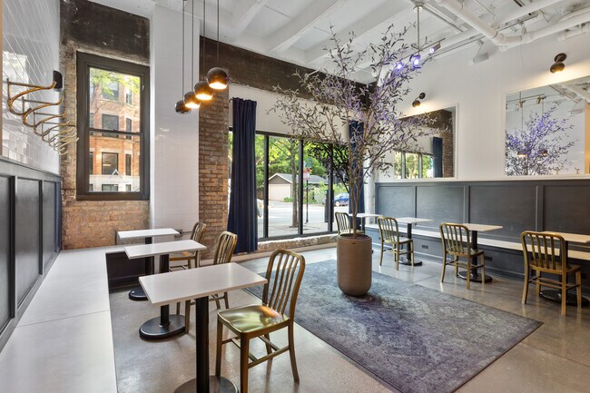 Building Photo - 1325 W Wilson Ave